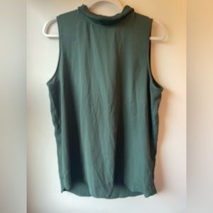 Vera Wang turtleneck style sleeveless tank in emerald green size large